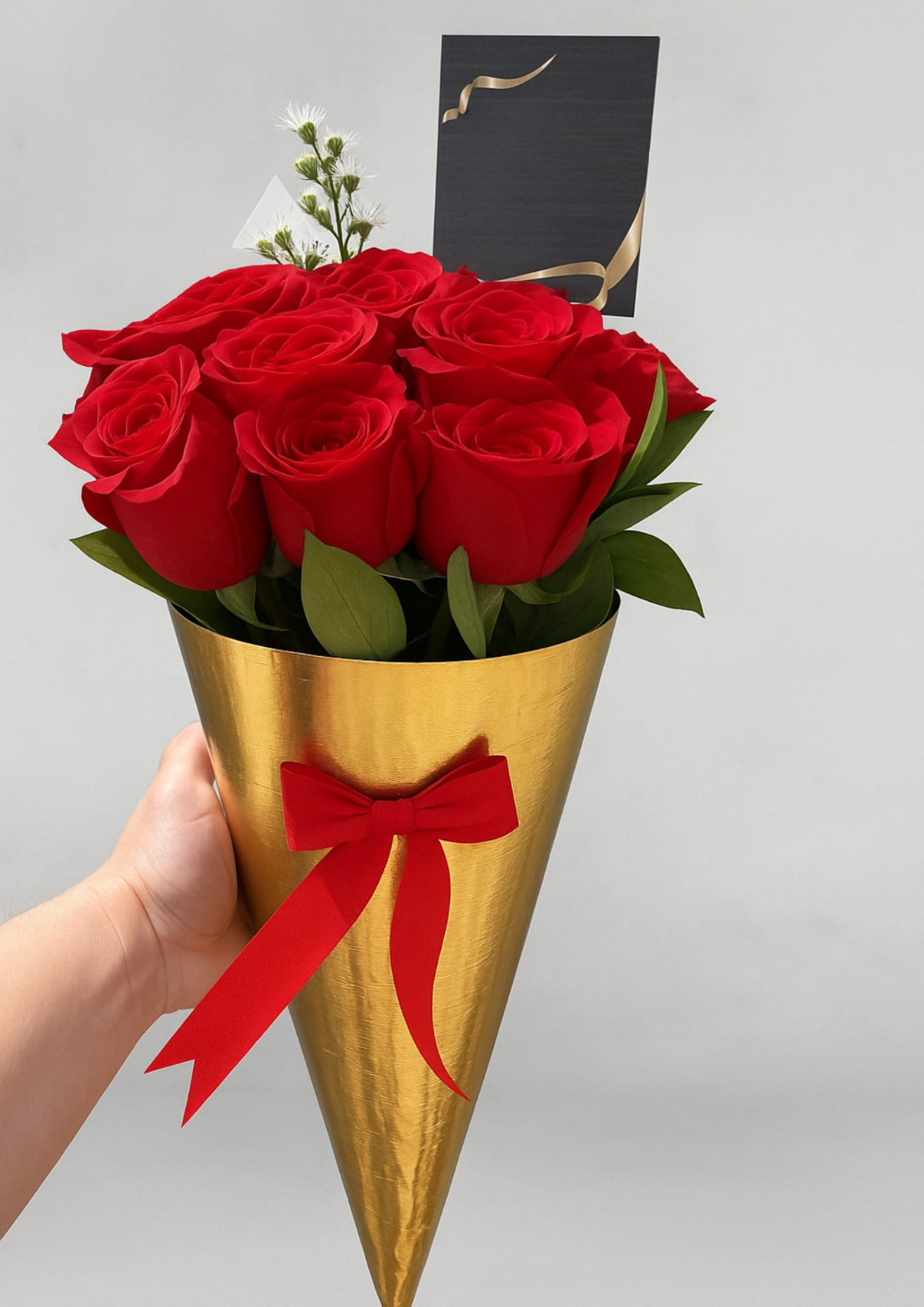 cono en rosas rojas